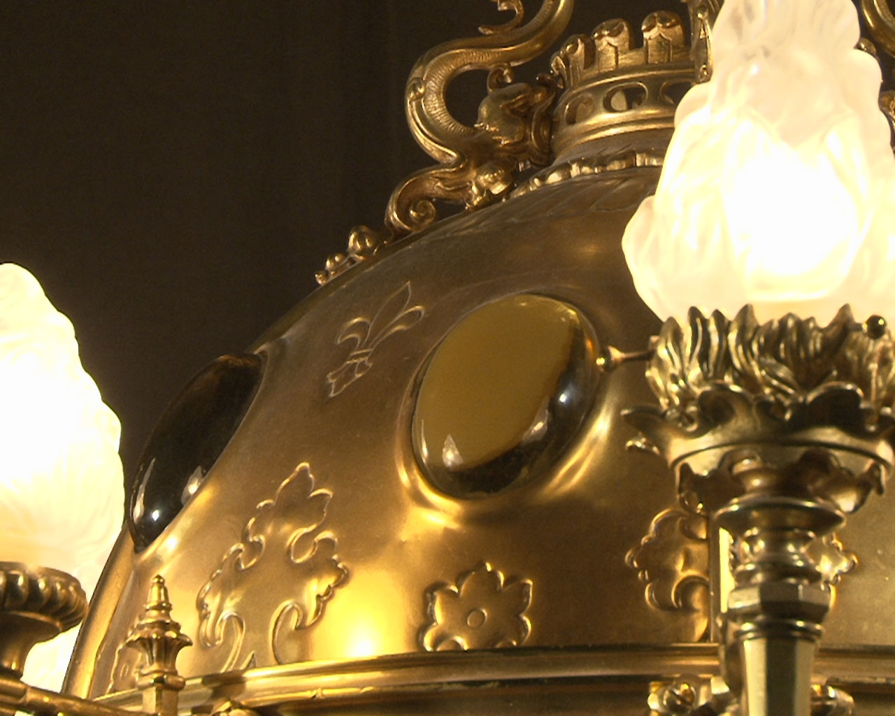 Suspension en bronze doré à cabochons de verre. Suspension en bronze doré à cabochons de verre.-8